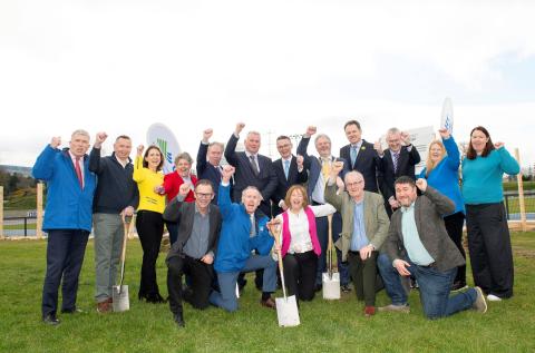 Local Councillors with Cllr. Jim O’Leary, Cathaoirleach dlr; Frank Curran, Chief Executive dlr, Minister McConalogue and Minister O’Donovan with members of Dundrum South Dublin Athletics Club.