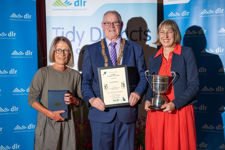 Tidy Districts 2025 Winners Seafield Residents Association with An Cathaoirleach cllr. Jim Gildea